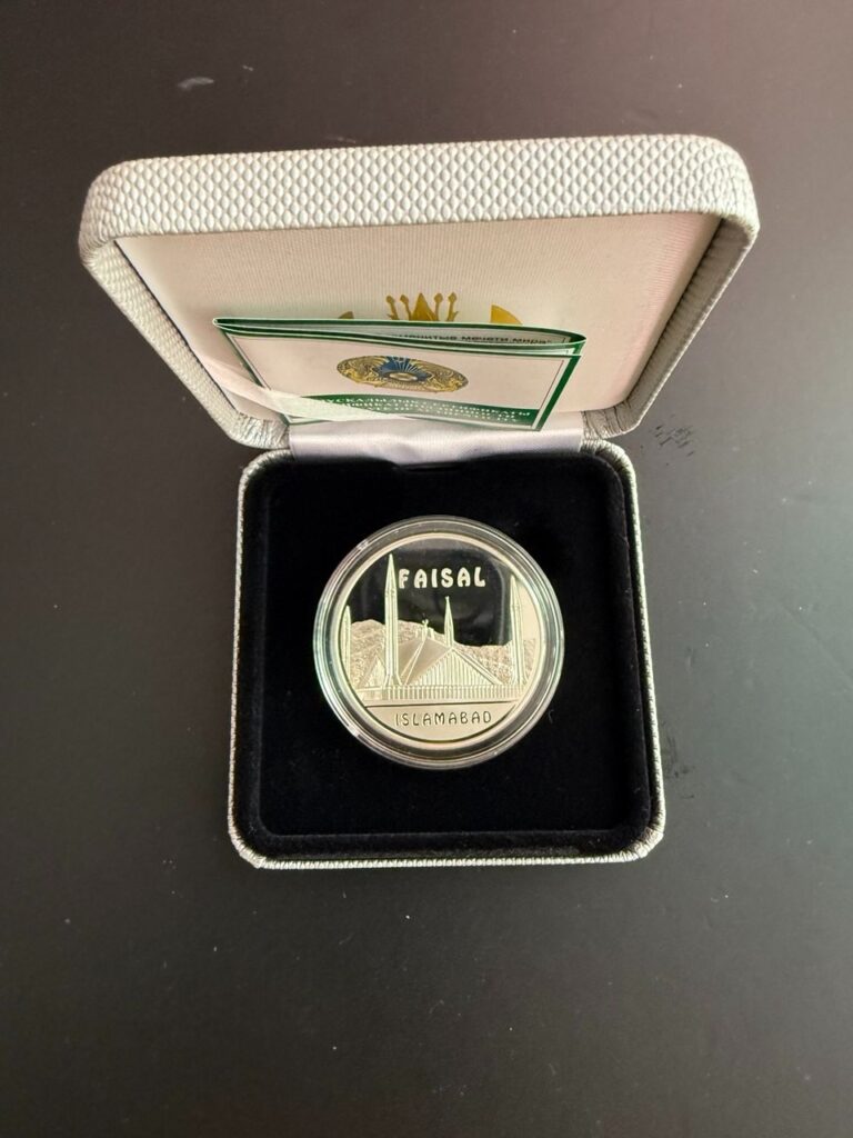 Read more about the article KAZAKHSTAN: Silver 100 tenge FAISAL MOSQUE ISLAMABAD Ag 925 PROOF 2006/2008