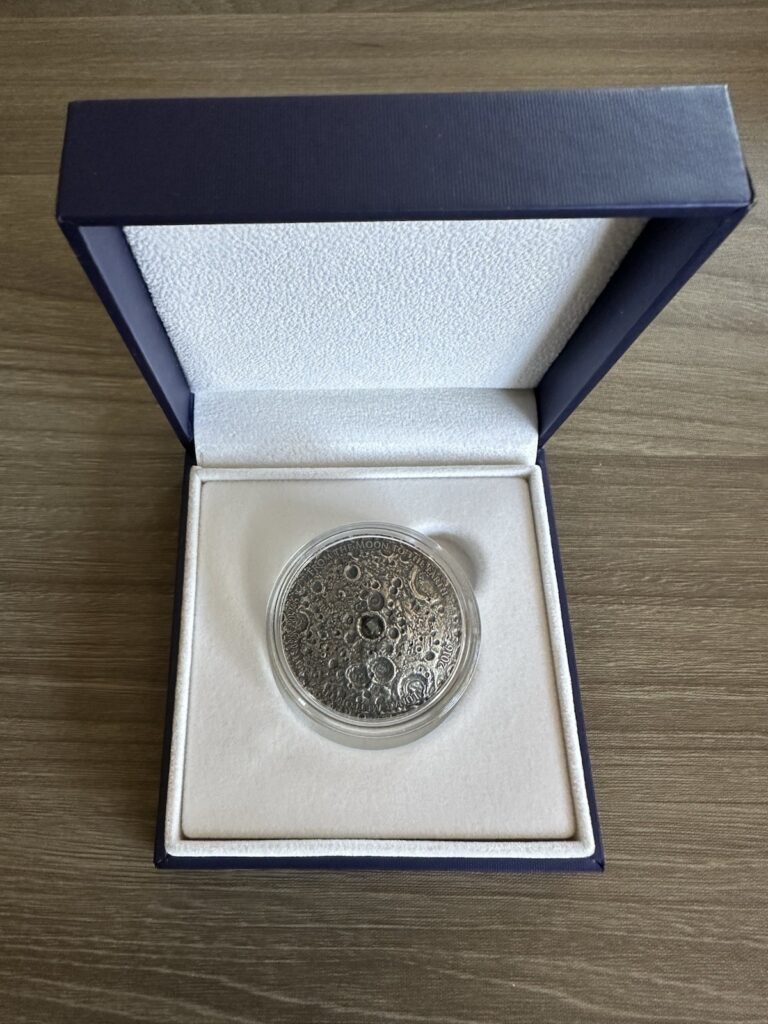 Read more about the article 2016 Burkina Faso Lunar Meteorite Convex NWA 10546 Nano Chip 1oz Silver Coin