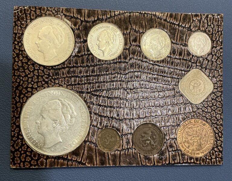 Read more about the article Netherlands Wilhelmina Gulden Coin Set – Leather Style Case – Many Silver Coins!