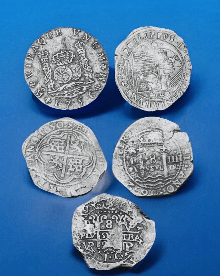Read more about the article 8 Reales Modern Spanish ‘Piece Of 8’ Pirate Shipwreck Coin Lot Of 5 Coins