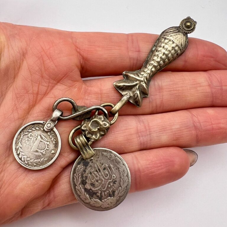 Read more about the article Antique Yemen Silver Pendant Men’s Keychain Bedouin Arab Coins Handmade