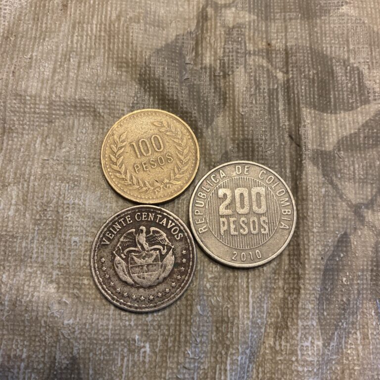 Read more about the article 100 Pesos 1993 Republica De Colombia  2010 200 Peso  1959 20 Centavos – 3 Coins