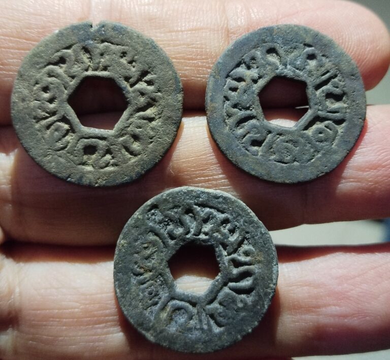 Read more about the article Indonesia jambi bantam bronze 1500s coin 3pcs  scarce condition 2pcs small hole