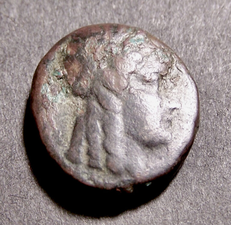 Read more about the article ANTIOCHOS III w/ APOLLO in Curls  At His Altar  c 200 BCE  15-16mm  Greek Coin