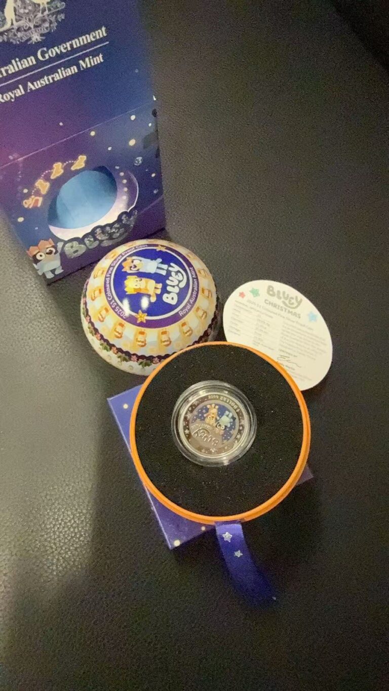 Read more about the article 🔥 In Hand 🔥 2025 Australia  $1 Bluey Christmas Coloured silver Coin