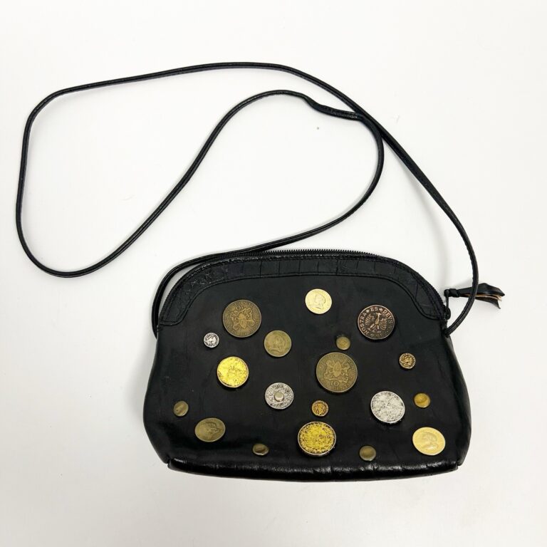 Read more about the article Vintage Genuine Leather Italy Made Republic of Kenya coins purse Crossbody Bag