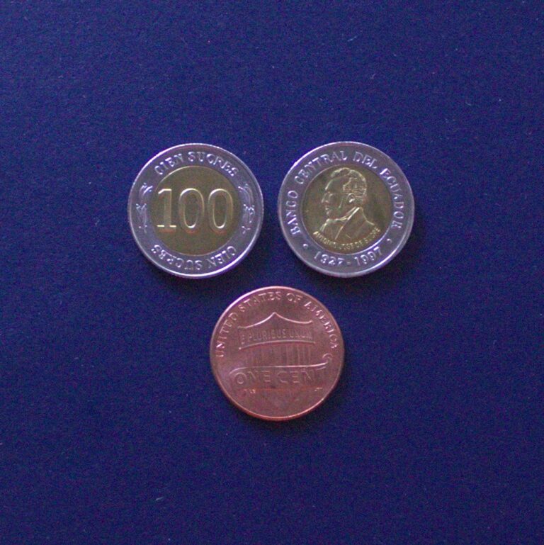 Read more about the article aa03 – Ecuador bimetal 100 sucres 2 uncirculated coins from roll