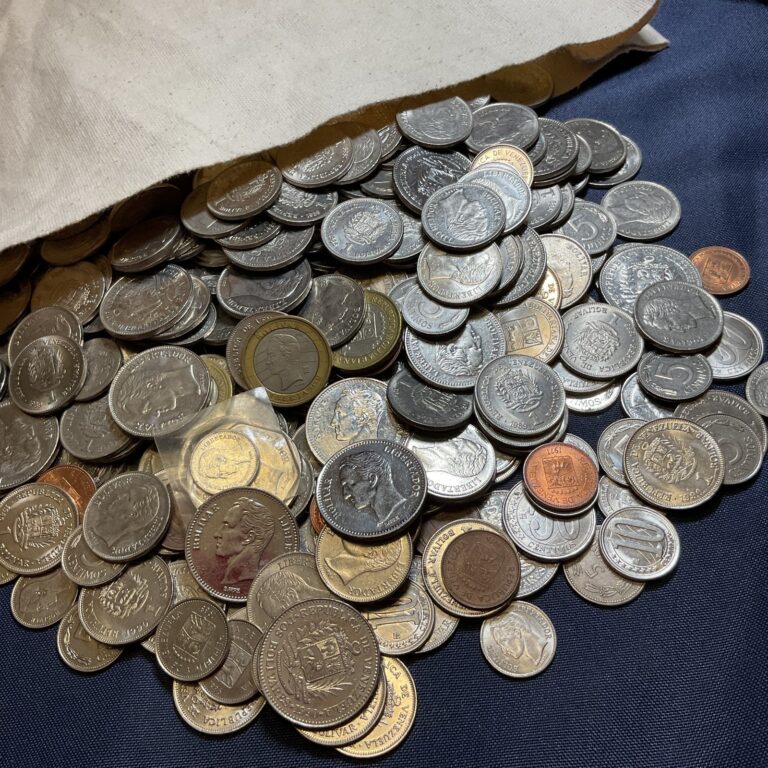 Read more about the article Venezuela   5 pounds of coins mixed dates  denominations  and conditions.