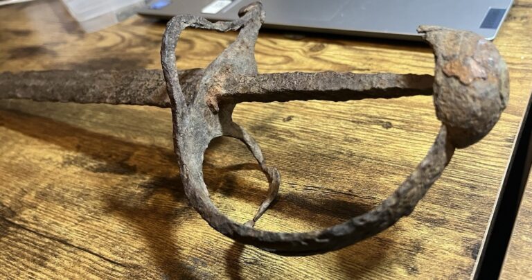 Read more about the article RARE 1700s Spanish Colonial Old Relic Sword Found In Mexican Hacienda Pirate Era