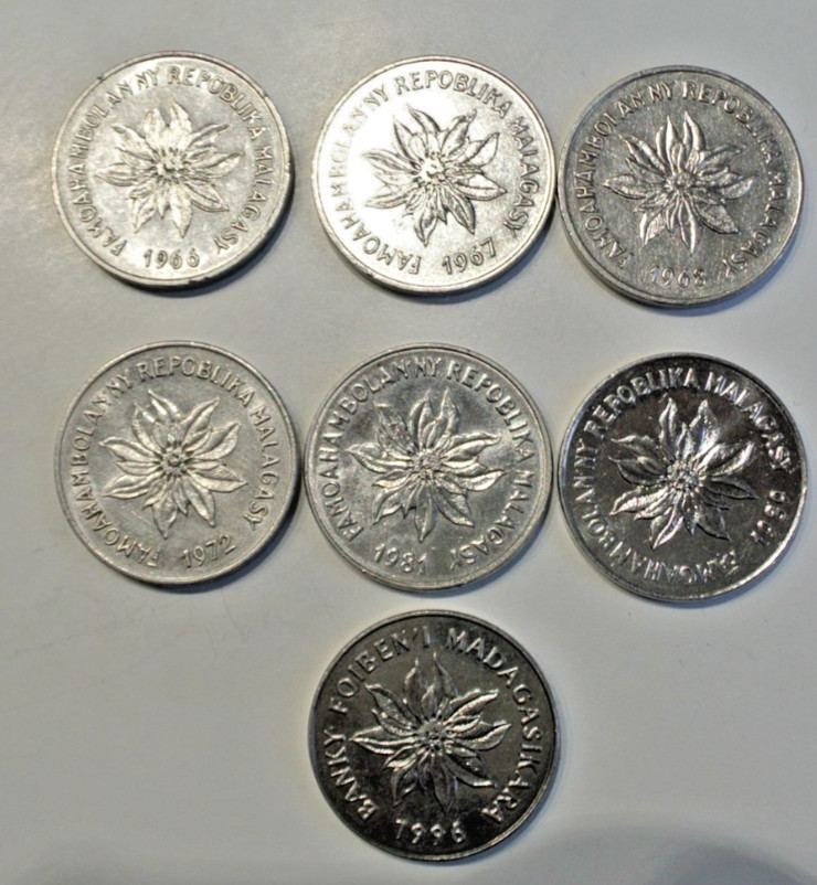 Read more about the article MADAGASCAR 5 FRANCS   7  coins