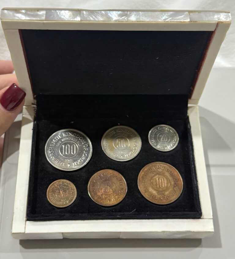 Read more about the article JORDAN. 1965 Presentation PROOF 6 COINS in MOTHER OF THE PEARL case.
