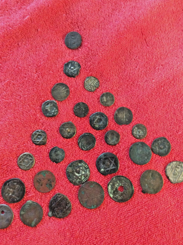 Read more about the article LOT OF 29 MOROCCO COINS AFRICA FALUS ANCIENT STAR DAVID 1260 1266 1268 MAZUNAS