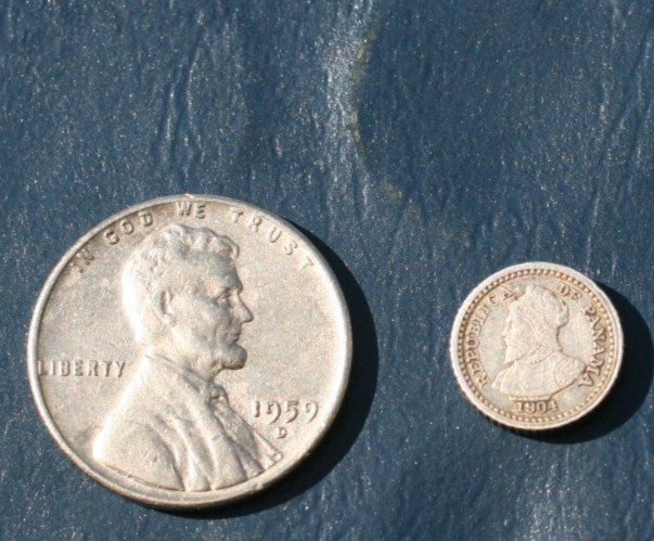 Read more about the article 1904 Panama Pill Dos Y Medio Centesimos Silver 1.25 g *VINTAGE RARITY*