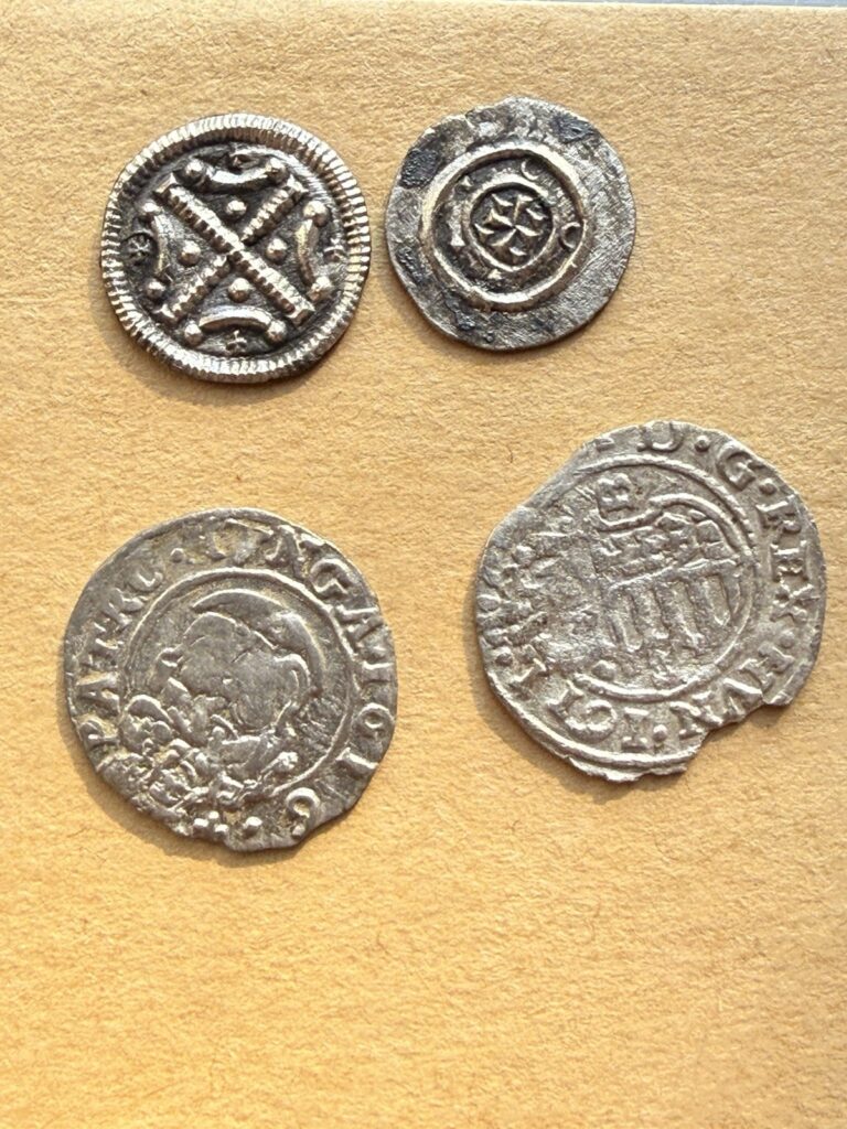 Read more about the article HUNGARY. Lot of 4 assorted Medieval Silver coins
