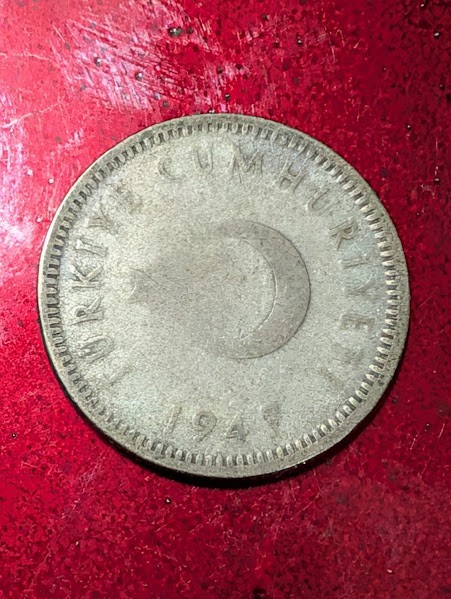 Read more about the article 1947 TURKEY 50 KURUS .600 SILVER COIN #733